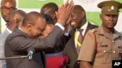 30일 캐냐 나이로비의 보마스 센터에서 우후루 케냐타 대통령(왼쪽)이 대선 재선거에서 자신이 승리했다는 결과가 발표되자 박수를 치고 있다.