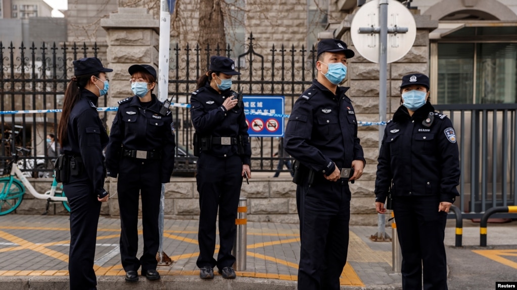 北京警察2021年3月22日在庭审加拿大前外交官康明凯Michael Kovrig的法院外戒备（路透社）(photo:VOA)