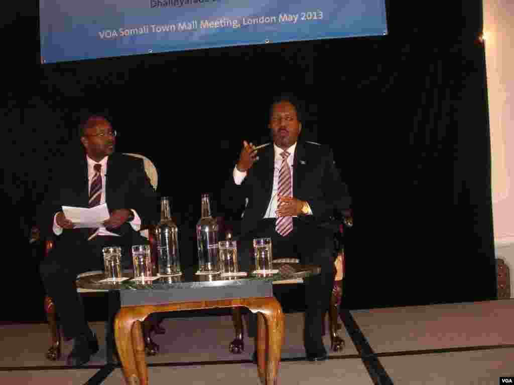 Madaxweyne Xasan Shiikh oo marti ku ah barnaamijka dhalinyarada ee "Waa Go'aankaaga"&nbsp; iyo Haruun Macruuf oo ka tirsan VOA oo Barnaamijka Daadihinaya.