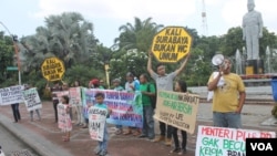 Aksi memperingati Hari Air Sedunia di depan gedung negara Grahadi, Minggu 22 Maret 2015, menyerukan stop privatisasi air dan pencemaran air.