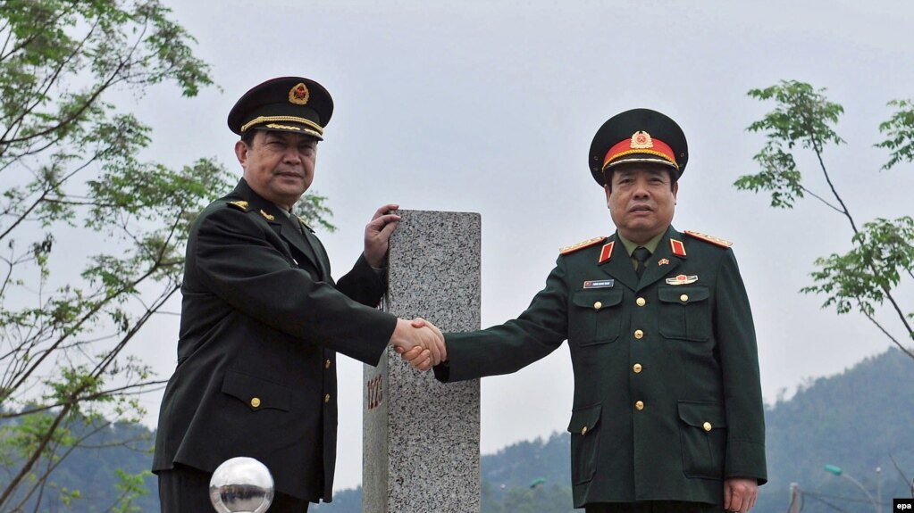 Tư liệu: Bộ Trưởng Quốc Phòng Trung Quốc Thường Vạn Toàn (trái) bắt tay BTQP Việt Nam lúc bấy giờ (phải) tại cửa khẩu biên giới Chi Ma ở phía Bắc Lạng Sơn. Ảnh chụp ngày 29/3/2016. EPA/STR
