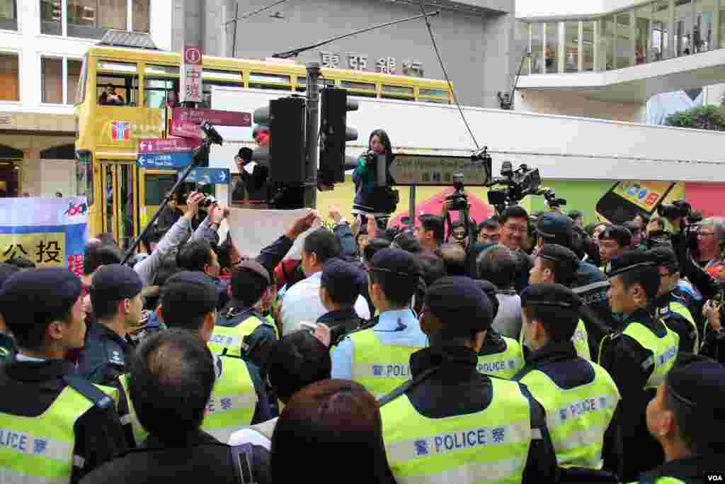 泛民主派人民力量及占中后援会成员现场干扰 (美国之音海彦拍摄)