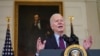 El presidente de los EE. UU., Joe Biden, pronuncia comentarios sobre el estado de la economía de EE. UU. y la necesidad de aprobar la legislación sobre ayuda contra el COVID-19 durante un discurso en el Comedor del Estado de la Casa Blanca en Washington, 