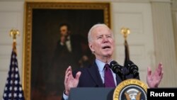 El presidente de los EE. UU., Joe Biden, pronuncia comentarios sobre el estado de la economía de EE. UU. y la necesidad de aprobar la legislación sobre ayuda contra el COVID-19 durante un discurso en el Comedor del Estado de la Casa Blanca en Washington, 