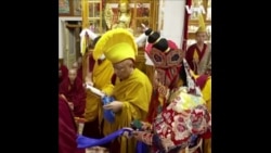 印度达兰萨拉的佛教信徒为达赖喇嘛的长寿祈祷 