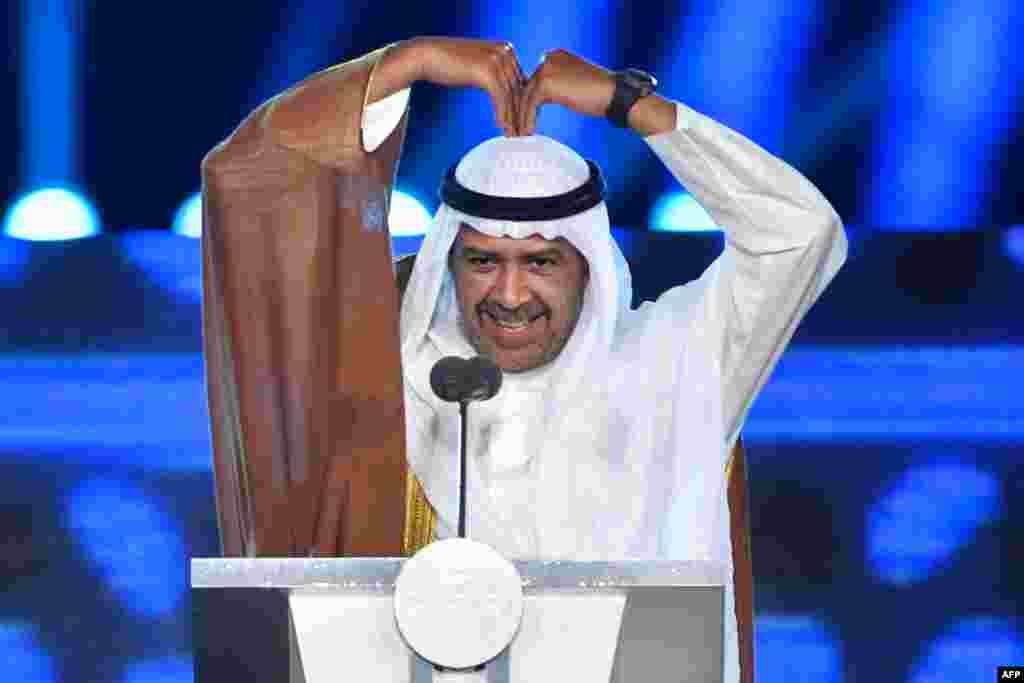 Presiden Dewan Olimpiade Asia (OCA) Sheikh Ahmad al-Fahad al-Sabah memberi tanda cinta saat memberikan pidato dalam upacara penutupan Asian Games di Stadion Gelora Bung Karno, Jakarta, 2 September 2018. (Foto: AFP)