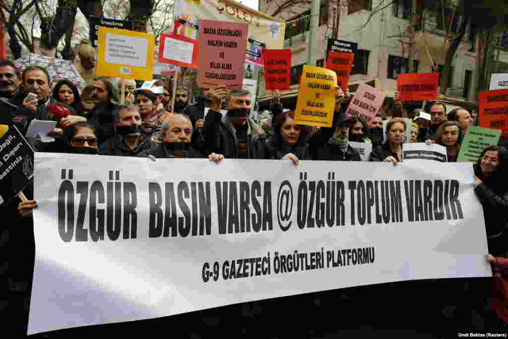 Jornalistas marcham na Turquia por liberdade de imprensa, num protesto contra o partido no poder AKP- Ancara, Fevereiro 2014. No cartaz: Se a imprensa for livre a sociedade também é livre.