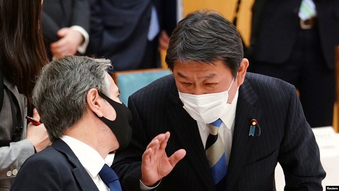 Menlu AS Antony Blinken berbicara dengan Menlu Jepang Toshimitsu Motegi dalam pertemuan di Tokyo, Jepang, Selasa (16/3). 
