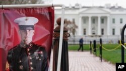 Una foto de Trevor Reed, exmarine estadounidense que fue liberado por Rusia como parte de un canje de prisioneros en 2022, en Lafayette Park, frente a la Casa Blanca en Washington, el 30 de marzo de 2022.