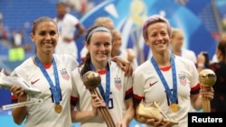 بازیکنان تیم ملی فوتبال زنان آمریکا که قهرمان جهان شده اند می‌گویند حقوقی به مراتب کمتر از مردان می‌گیرند و از فدراسیون فوتبال ایالات متحده شکایت کرده اند. 