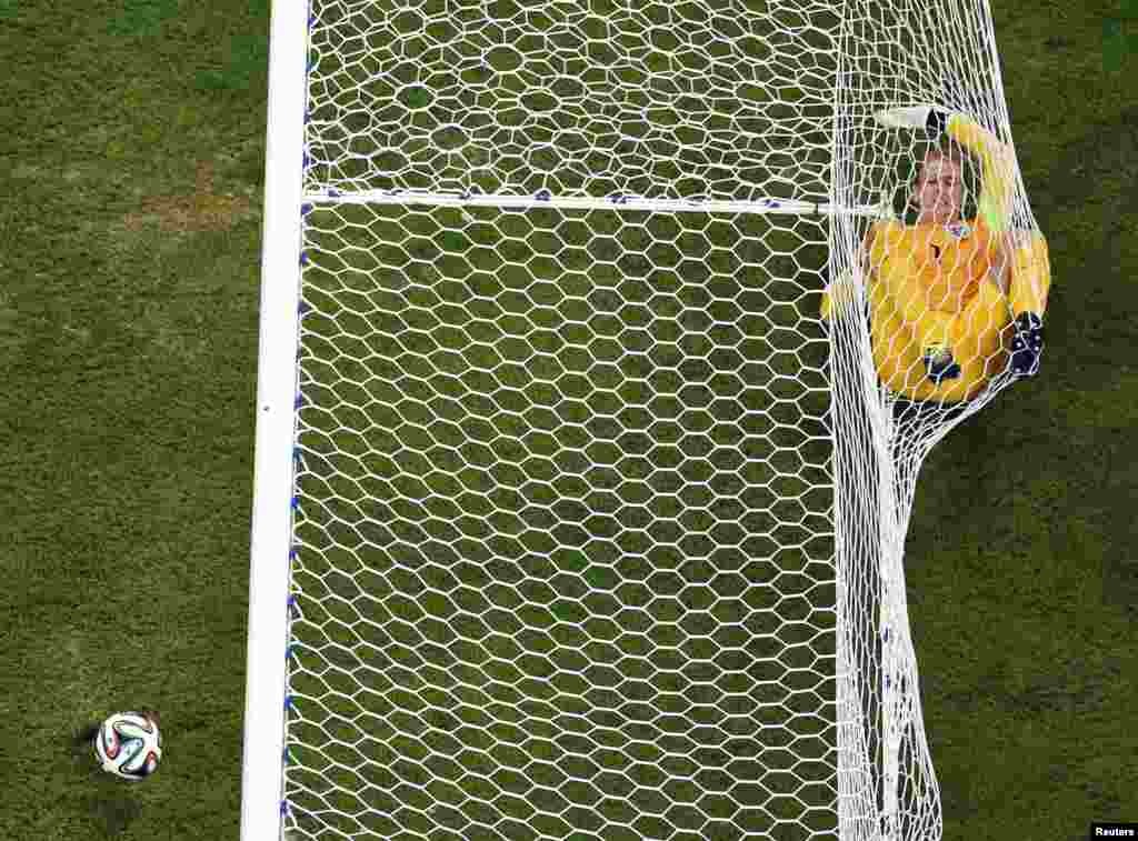 England&#39;s goalkeeper Joe Hart rolls inside the goalpost after Italy&#39;s Mario Balotelli (not pictured) scored during their 2014 World Cup Group D soccer match at the Amazonia arena in Manaus, Brazil, June 14, 2014.