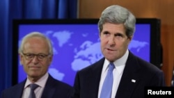 U.S. Secretary of State John Kerry (R) speaks next to Martin Indyk at the State Department in Washington ,July 29, 2013.