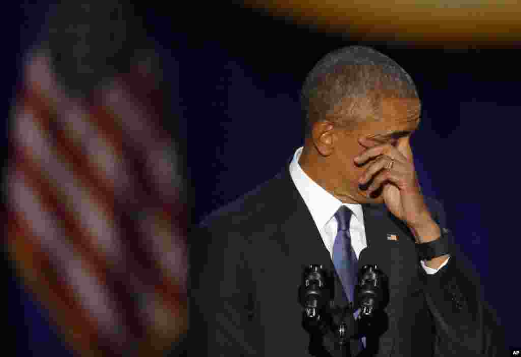 Presiden AS Barack Obama mengusap air matanya saat menyampaikan pidato perpisahan di McCormick Place di Chicago (10/1). (AP/Charles Rex Arbogast)