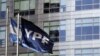 Bendera perusahaan gas dan minyak YPF berkibar di samping bendera Argentina di luar kantor pusat YPF di Buenos Aires. (Foto: Reuters)