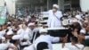 Ketua Front Pembela Islam (FPI) Rizieq Shihab (tengah) berbicara di hadapan para pendukungnya setelah tiba di Tanah Air dari Arab Saudi, di Bandara Soekarno-Hatta, Tangerang, Selasa, 10 November 2020. (Foto: AP)