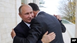 俄罗斯总统普京与叙利亚总统阿萨德在俄罗斯黑海度假地索契见面时拥抱。（2017年11月20日）