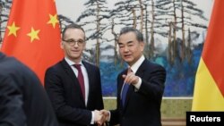 中國外長王毅和德國外長馬斯在北京釣魚台國賓館出席記者會。（2018年11月13日）