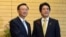 中国国务委员杨洁篪（左）访问日本与日本首相安倍晋三握手。