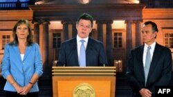 Presiden Kolombia, Juan Manuel Santos (tengah) didampingi istrinya, Clemencia de Santos (kiri) dan dokter Felipe Gomez memberikan pernyataan pers terkait kesehatannya di Istana Narino, Bogota (1/10).