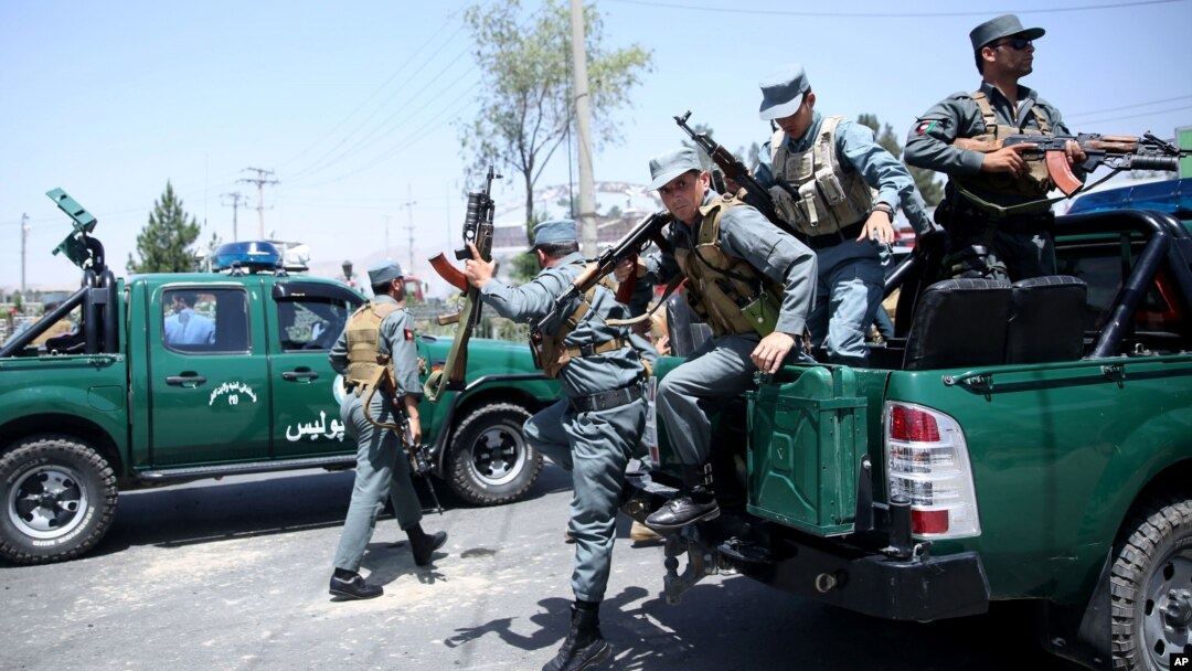 Polisi Afghanistan tiba di lokasi serangan di bandara Kabul, Afghanistan (foto: dok). Para komandan polisi lokal Afghanistan diduga melakukan penganiayaan seksual yang meluas terhadap anak laki-laki di sana. 