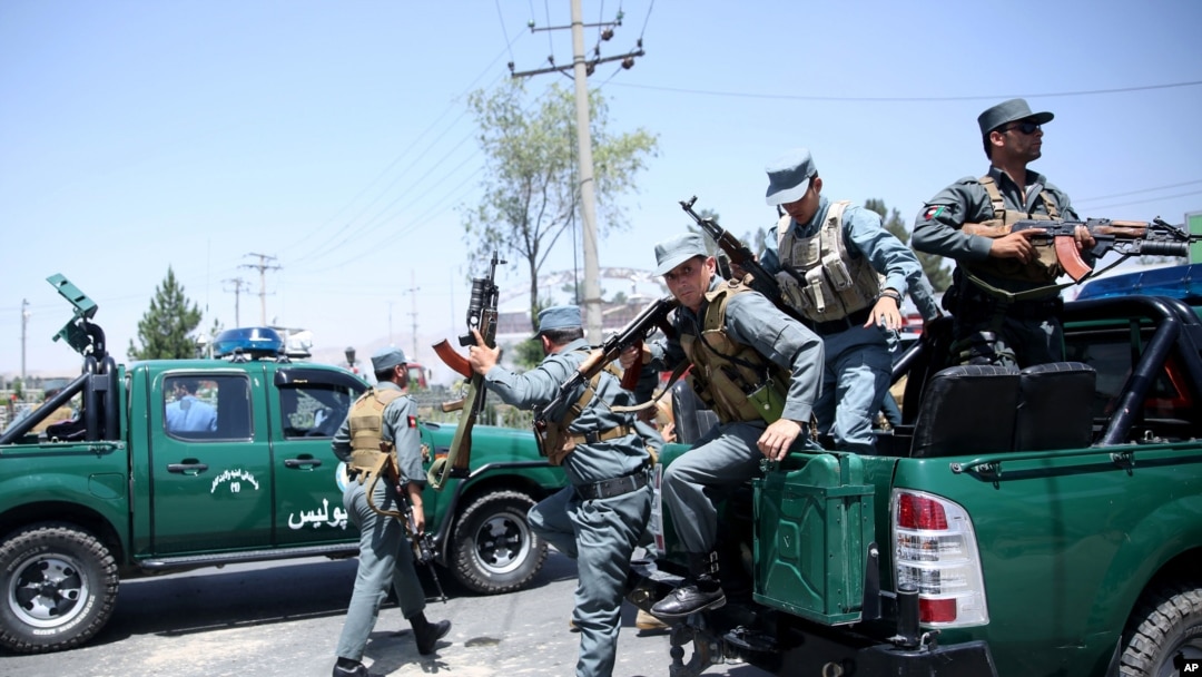 Polisi Afghanistan tiba di lokasi serangan di pintu gerbang bandara Kabul yang diklaim dilakukan pendukung ISIS bulan lalu (10/8).