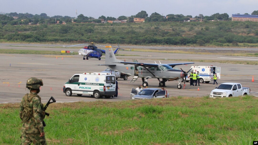 ARCHIVO - Un soldado patrulla cerca de la pista del aeropuerto Camilo Daza donde ocurrió una explosión cerca de la cerca perimetral del aeropuerto en Cúcuta, Colombia, el martes 14 de diciembre de 2021. 
