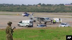 ARCHIVO - Un soldado patrulla cerca de la pista del aeropuerto Camilo Daza, donde ocurrió una explosión cerca de la valla perimetral del aeropuerto en Cúcuta, Colombia, el 14 de diciembre de 2021.