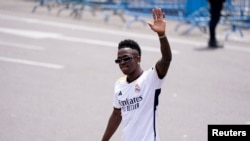 Vinicius Jr salue les fans lors de la célébration du titre de vainqueur de LaLiga, Madrid, Espagne, 12 mai 2024.