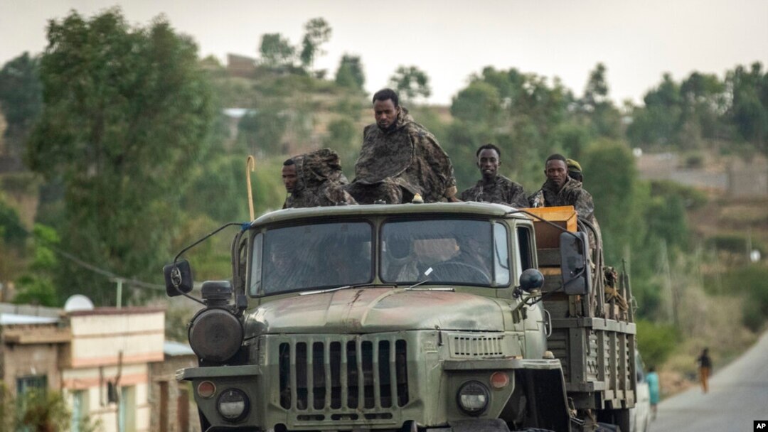 Abasirikare ba Etiyopiya baja i Abi Adi,mu ntara ya Tigre, mu buraruko bwa Etiyopiya, kw'itariki ya 11/05/2021.