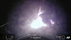 Tangkapan layar menunjukkan momen ketika roket pendorong tahap awal wahana antariksa SpaceX Falcon jatuh terbakar setelah mendarat di landasan lepas pantai, di Samudera Atlantik, Rabu, 28 Agustus 2024. (Foto: SpaceX via AP)