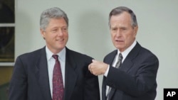 Tổng thống Mỹ George H. Bush tiếp đón Tổng thống đắc cử Bill Clinton tại Nhà Trắng, ngày 18 tháng 11, 1992 ở Washington.