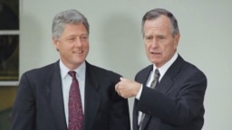 Tổng thống Mỹ George H. Bush tiếp đón Tổng thống đắc cử Bill Clinton tại Nhà Trắng, ngày 18 tháng 11, 1992 ở Washington.