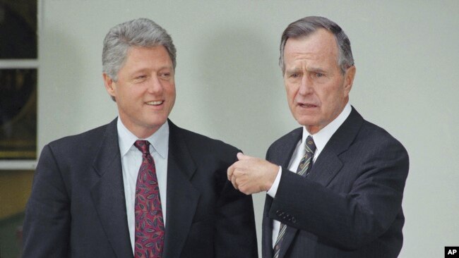 Tổng thống Mỹ George H. Bush tiếp đón Tổng thống đắc cử Bill Clinton tại Nhà Trắng, ngày 18 tháng 11, 1992 ở Washington.