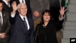 Wakil Presiden Mike Pence dan istrinya, Karen melambaikan tangan pada saat tiba di bandara Tel Aviv, Israel, Minggu, 21 Januari 2018