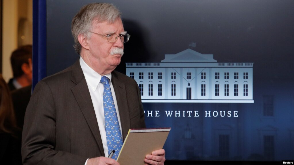 El asesor de seguridad nacional de la Casa Blanca, John Bolton, llega a la sala de prensa para anunciar sanciones económicas contra la petrolera estatal venezolana, PDVSA.