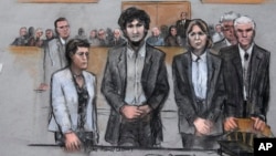 Sketsa yang menggambarkan pengebom Boston Marathon Dzhokhar Tsarnaev (tengah) bersama para pembelanya dalam sidang di Boston (15/5).(Jane Flavell Collins via AP)