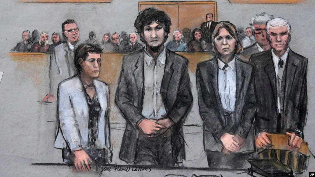 Pembom Boston Dzhokhar Tsarnaev (kedua dari kiri) didampingi tim pengacaranya saat pembacaan hukuman mati, di pengadilan kota Boston hari Jumat (15/5).