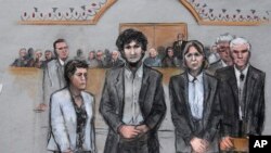 Pembom Boston Marathon Dzhokhar Tsarnaev (tengah) dalam sidang Mei 2015 di Boston.