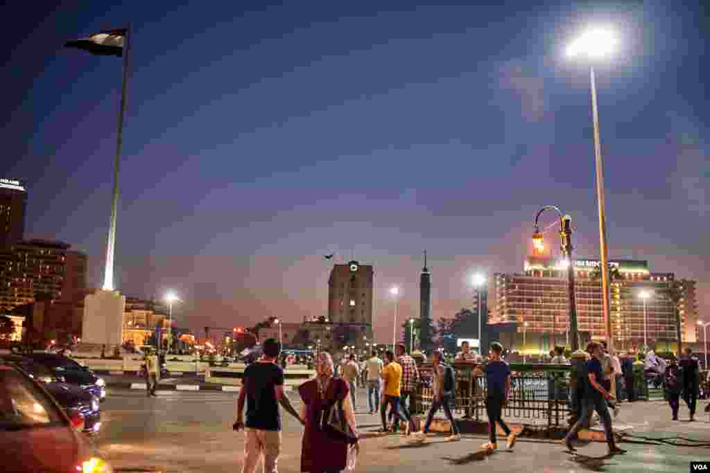 Nightlife is the only life for Cairo residents during the summer when the heat means staying indoors during the day and going out only after the sun starts to set. (H. Elrasam/VOA)