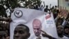 La police se tient devant les partisans de Martin Fayulu, alors qu'ils participent à une manifestation pour contester les résultats de l'élection présidentielle à Kinshasa le 11 janvier 2019. 