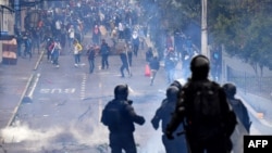 Policías y manifestantes han agredido a periodistas en medio de las protestas en Ecuador.