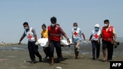 Anggota Palang Merah Myanmar membawa jenazah seorang pengemudi di Sittwe, Negara Bagian Rakhine yang terbunuh saat mengangkut sejumlah sampel pasien untuk uji virus corona, 21 April 2020. 