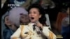 Перша леді Китаю співає на новорічних "вогниках" та носить погони