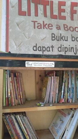 "Little Free Library" desa Rawajaya, Cilacap berdiri sejak November 2019 dan terdaftar sebagai bagian dari organisasi Little Free Library yang berpusat di AS. Courtesy Ari Hendra Permana.