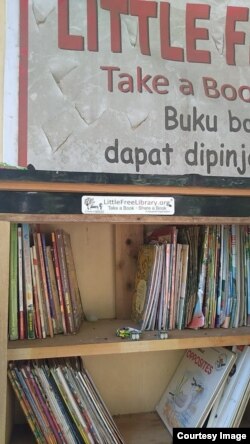 "Little Free Library" desa Rawajaya, Cilacap berdiri sejak November 2019 dan terdaftar sebagai bagian dari organisasi Little Free Library yang berpusat di AS. Courtesy Ari Hendra Permana.