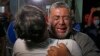 غزہ کے ایک اسپتال میں ایک فلسطینی اپنے عزیز کے لیے دکھ سے نڈھال ہے۔ غزہ شہر کے اس اسپتال میں اسرائیل کے فضائی حملے میں زخمی اور ہلاک ہونے والوں کو لایا گیا ہے۔ اسرائیل کی فوج کے مطابق، جنگجوؤں نے غزہ شہر سے اسرائیل پر ایک ہزار راکٹ فائر کئے ہیں۔ فوٹو بشکریہ انس بابا (اے ایف پی) 