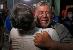 Seorang pria Palestina menangis di sebuah rumah sakit di Kota Gaza, tempat mereka yang terluka atau tewas dalam serangan udara Israel dipindahkan, pada, 12 Mei, 2021. (Foto: AFP)