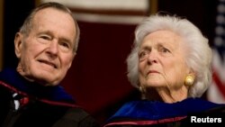 Le président H. W. Bush et l'ancienne Première dame Barbara Bush sont présents à une cérémonie à l’université du Texas, le 12 decembre 2008.