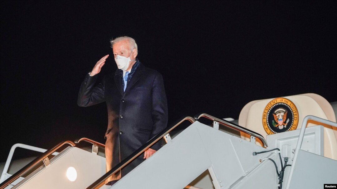 El presidente de Estados Unidos, Joe Biden, saluda al abordar el Air Force One para partir hacia Hagerstown, Maryland, desde la base conjunta Andrews, el 12 de febrero de 2021.