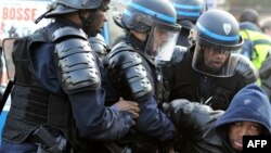 Police ekangi moto moko ya moyindo na Paris, France, 3 juin 2010.